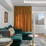 Location - Contemporary Parliament View - 2br