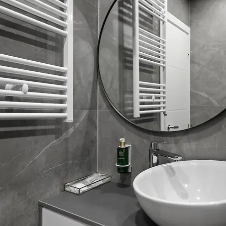 Location - Contemporary Parliament View - 2br