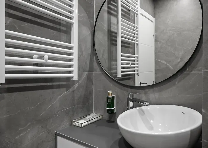 Location - Contemporary Parliament View - 2br