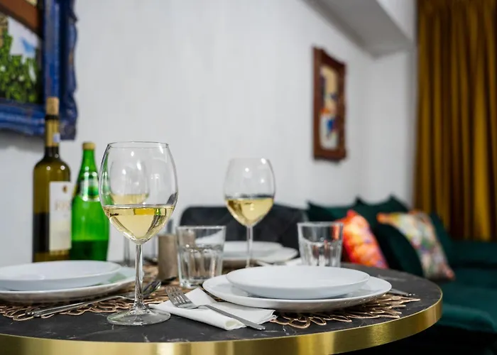 Location - Contemporary Parliament View - 2br