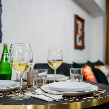 Location - Contemporary Parliament View - 2br